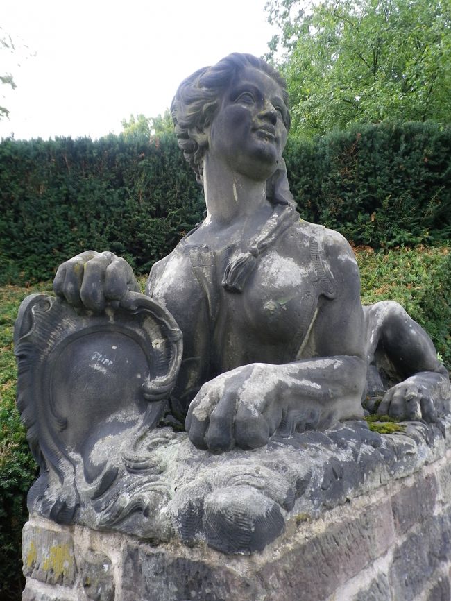 色々な人に猫みたいと言われる旦那。<br /><br />この銅像を見て、まさに旦那だって指摘する。