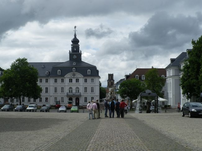 ザールブリュッケンは観光地ではないが、<br />ドイツ国内からの観光客のグループが数組ほどいた。<br /><br />写真はお城の前。