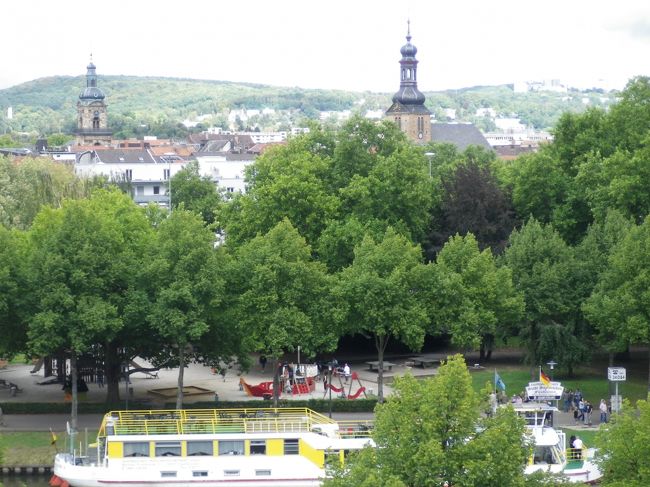 城は高台にあるから景色はとてもいい。<br /><br />ドイツの城からはいつも町が見える。<br />フランスの城とは少し違う。