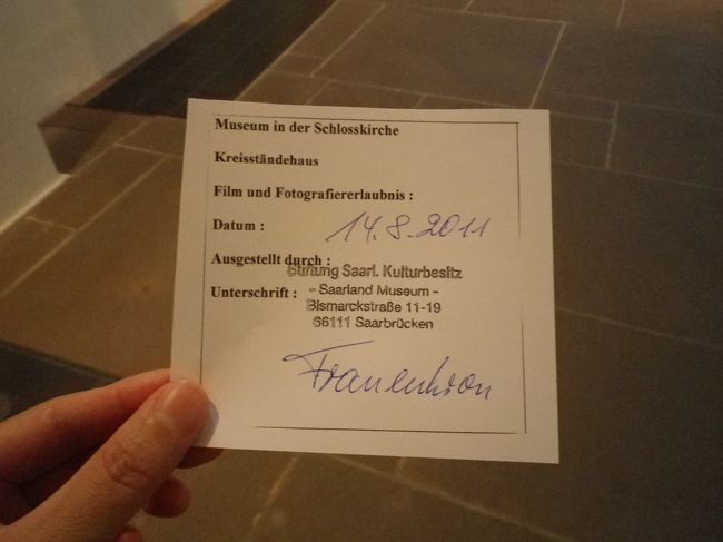 中の受付で写真を撮る旨を伝え許可書をもらう。<br /><br />これがないと係員に周囲されてしまうのだ。