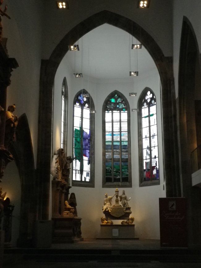 この教会内ではモダンなステンドグラスをたくさん見ることが出来る。