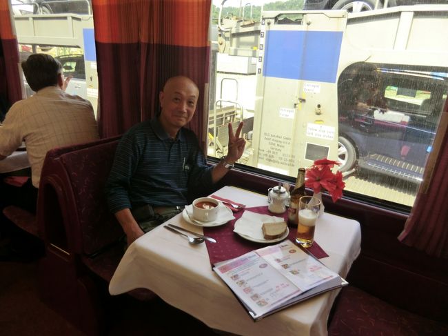 花を他のテーブルから持ってきてくれました・・・