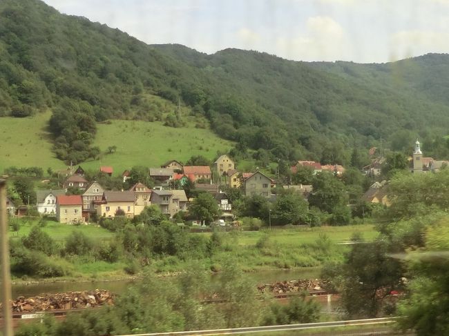 車窓が最高・・・ほとんどを川そばを走ります