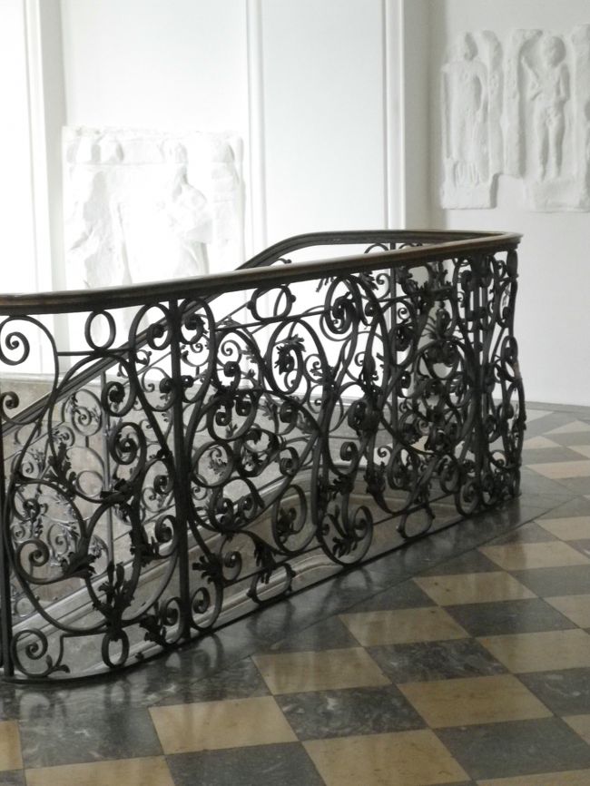 全てが綺麗で真新しい。<br /><br />トイレがとてもきれいで、<br />水はもちろん自動に出てくるし、<br />手を拭く紙までもが自動に出てきて少々びっくり。<br /><br />こんなところでパリとのカルチャーショックを感じるとは<br />思ってもいなかったippuni夫婦。<br /><br />数千回、数万回とも口にした「パリは何故…？」<br />という言葉がまたしても口から出そうになる。