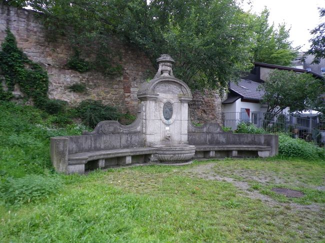 考えてみたら教会展示室の施設の良さにもショック。<br /><br />ザールブリュッケンと言う観光地でもない田舎の展示室。<br />全てが綺麗ですべてがハイテクで、オーガナイズされている。<br /><br />パリは観光客が多いからだ、と思うことにしよう。<br />でもフランスの田舎の教会の展示室はどうだろうか？？<br /><br />国家予算…<br />そう、フランスはお金がないのだ…<br />解決策のない壁にぶち当たった気分になる。