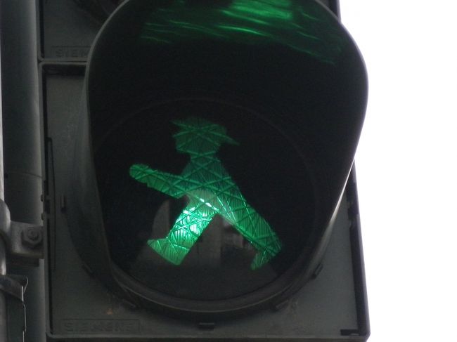 アンぺルマンの可愛い信号<br /><br /><br />信号機一つをとっても、<br />一晩中討論できるほどネタを提供してくれるフランス。<br /><br />もう考えるのはやめよう…