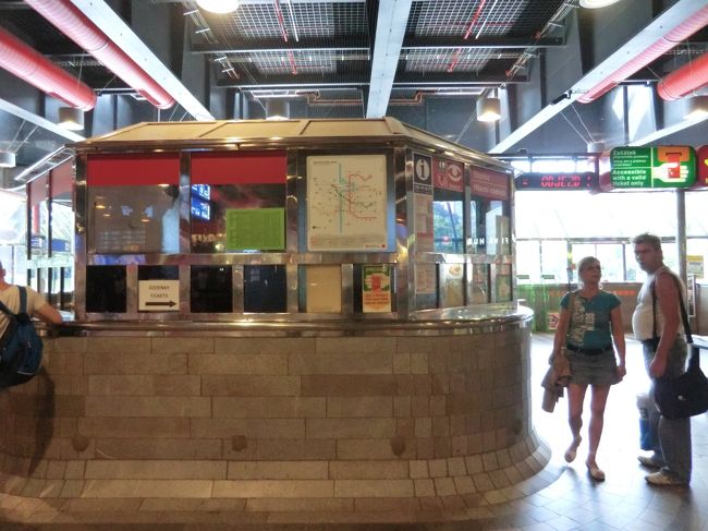 地下鉄の案内書・・・誰もいません・・・