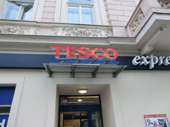 宿に着くと・・・すぐにアルコールの買出しです・・・スーパーを聞いて