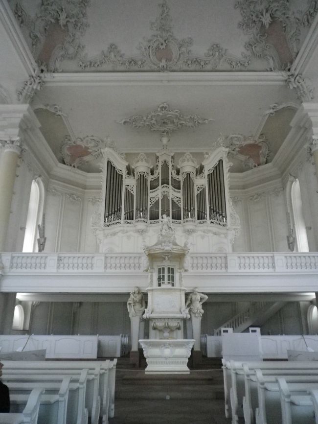 白くて清潔感溢れる教会