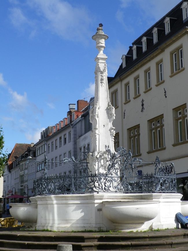 白い水の出ない噴水で会おう、とのことだったので<br />白い水の出ない噴水に向かう。<br /><br />天気は快晴。