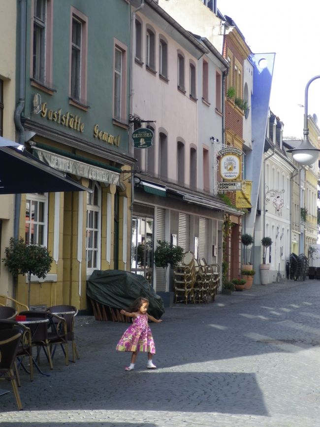 5分ほど早く到着したので辺りをぶらぶら。<br /><br />クリスマスシーズンには<br />この広場一帯にマーケットが立ち並ぶ。<br />夏と冬では景色が全く違うのだ。