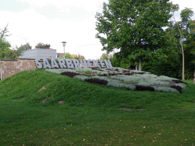 お友達夫婦と会い、川沿いを散歩した。<br /><br />