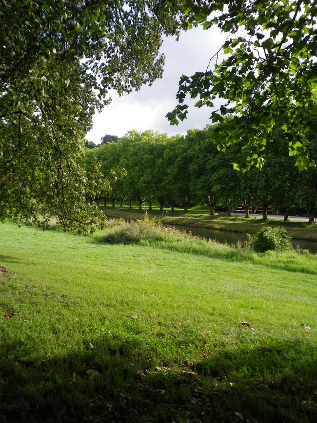 川沿いは緑いっぱいの遊歩道になっている。