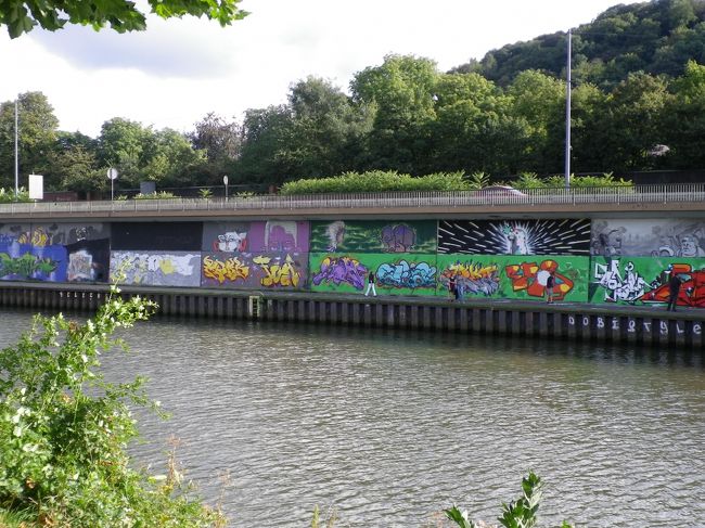 川沿いの壁画は有名だとのこと。<br />毎回絵が変わるんだよ、と友人は言う。