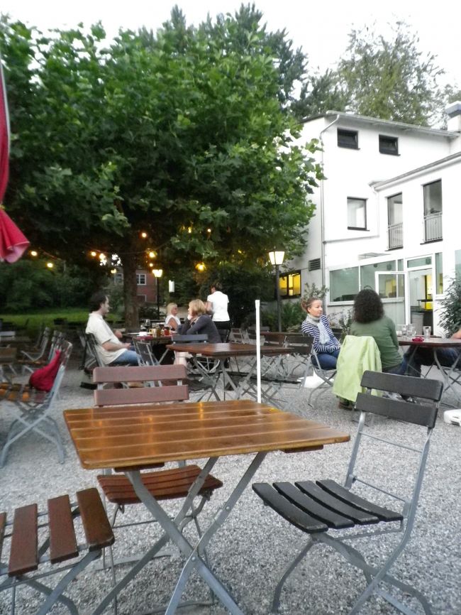 友達夫婦が良くいくという<br />川沿いの素敵なレストランに入った。<br /><br />