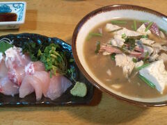 夕食はまるみ屋へ。18:00前に来店したので待ち時間無しで入れました。
