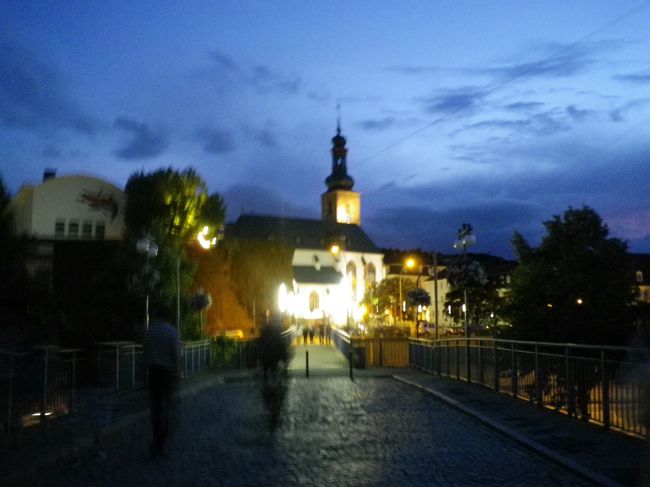 車に戻ったころにはすっかり夜になってしまった。<br />時刻はまだ22時前。<br />日の暮れるのも早くなったものだ。<br /><br />この後お友達夫婦を家まで送り届けて、<br />次は、東京か、ソウルか、パリか、ドイツかわからないけど<br />近いうちに必ず会うことを約束した。<br /><br />車から叫んだ「元気でね」という旦那の声が妙に心に響いた。<br /><br />