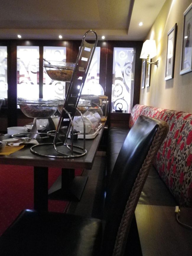 翌日、朝食ルームにて朝食。<br /><br />種類は豊富ではないが、<br />お腹がいっぱいになる程度の品ぞろえであった。