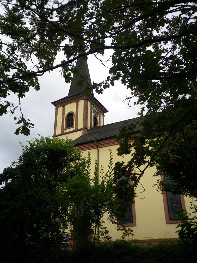 ホテルの前にある村の教会