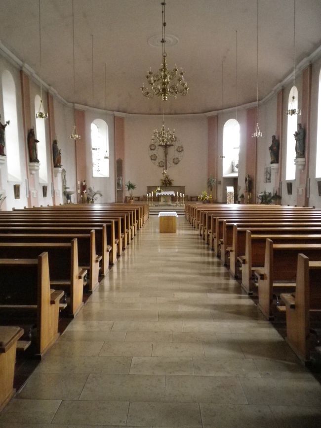 教会内部はとてもシンプルで明るかった。