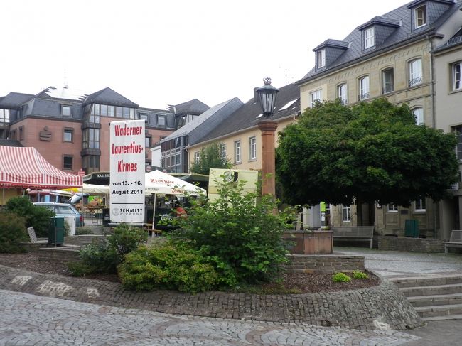 Wadernの村の広場。<br /><br />昨日は夜中まで賑やかだったが、朝は静か。<br />村の人々が黙々と片づけをしていた。