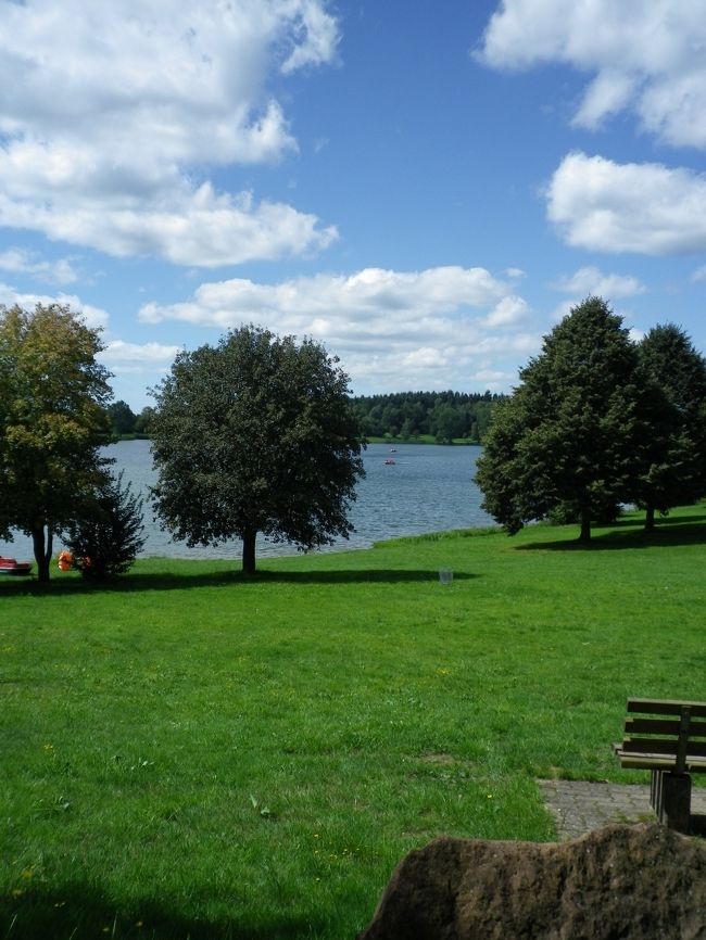 お昼の時間だったけど、<br />全然お腹がすいていなかったので湖を1周することにした。