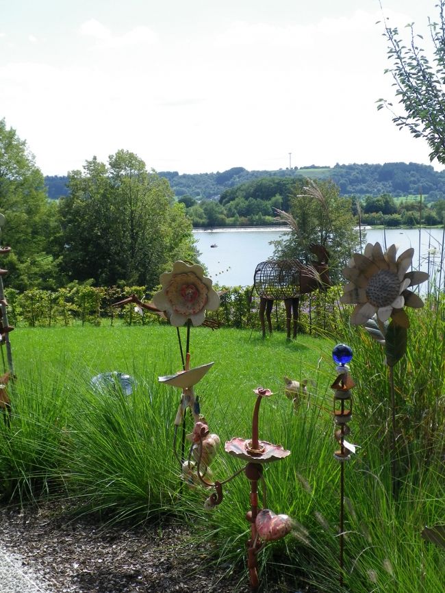 食後はレストランの中庭へ出てみた。<br /><br />湖に面しているので眺めは最高。<br />オーナーの趣味なのか、あちこちにアートが見られた。