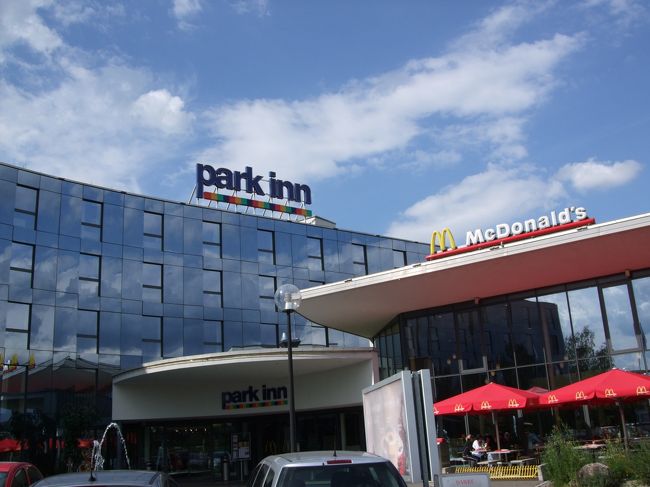 これが４泊したホテル。<br />市街地では無く、空港からシャトルバスで１０分程度のところにある。マックが併設されているので食べるには困らなかった。<br /><br />でもスイスのマックは高かったなぁ〜。<br />結局着いた夜の食事しか食べなかった。