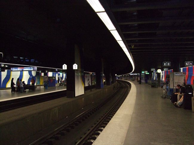 翌朝、午前中の空き時間に、同室の人とチューリッヒ市街をプラプラ歩いて回る。<br /><br />写真はチューリッヒ空港駅。