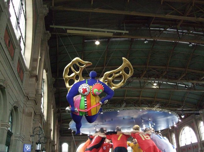 チューリッヒ駅到着。<br /><br />ここで初めてＥＵＲＯ２００８を感じる<br />