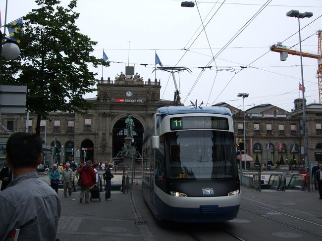 路面電車越しに。