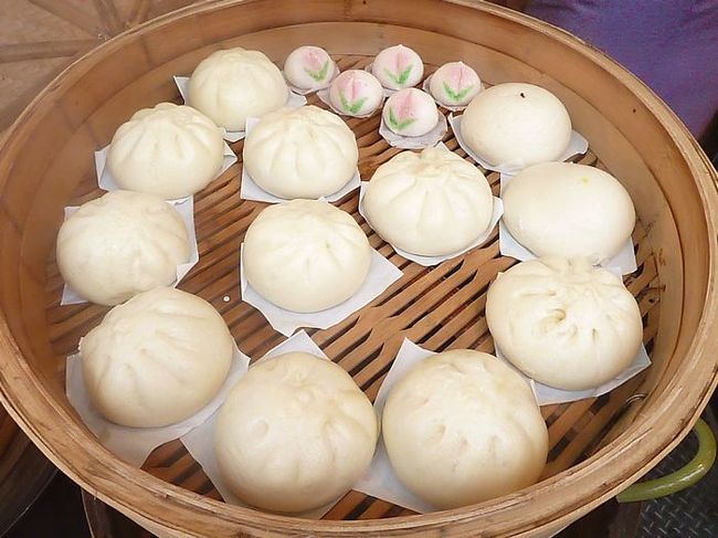 次に買ったのがこの肉まん。<br />手のひら位の大きさでした。