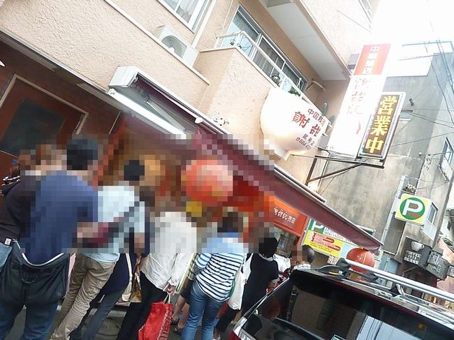 最後に寄ったのが事前に調べておいた「謝甜記」さん。<br />中華粥の有名店です。<br />もう行列が・・・。