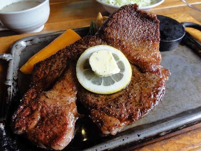 大沼牛のリブステーキです。<br /><br />リブは300g。<br />ライスとサラダ、スープのセットで3650円です。<br /><br />大沼牛自体は知りませんでしたが大変美味しいお肉でした。<br />こちらでは、リブのほかサーロインやモモ（赤身）なども用意されています。<br /><br />今回オーダーしたリブはかなり脂がノリノリだったので、今度来る機会があれば赤身の旨さが味わえるモモに挑戦したいです。