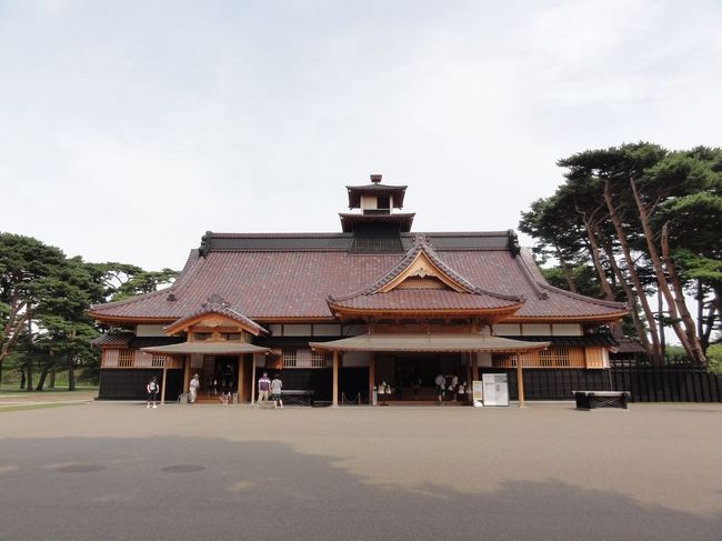 五稜郭内には函館奉行所が再現されています。<br /><br />なんでも五稜郭内の函館奉行所は僅か7年ほどで取り壊されてしまった幻の奉行所とのこと。詳細が知りたい方はwikiへ飛んでください。<br /><br />こちらは500円で内部に入れます。