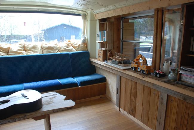 廃バスを利用して作った家と言う設定だそうです