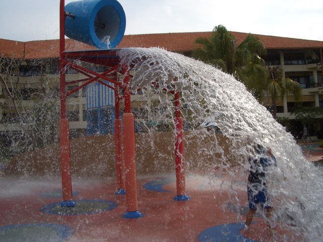 　関空より４時間５５分でコタキナバル空港到着。<br />ホテルでチェックインを済ませてから、<br />早速プールへ。<br />スライダー、バケツ、プールもたくさんあり、<br />充実していました。