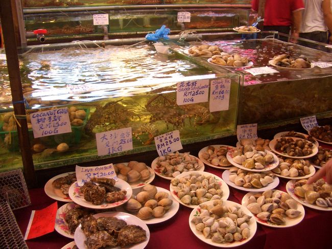 　口コミでおなじみの「双天」に早速行きましたよ。<br />空港で知り合った、同じく母子旅行の人とお友達になり、<br />４人でシェアしました。<br /><br />　エビの蒸したやつ？はまぐりのバターソース、<br />サバベジの炒め物、チャーハン、<br />ステラビール２本とジュース２本もつけて、<br />１家族６５リンギッドくらい。（２０００円弱）<br /><br />　ちなみにホテルからここまでは、１５リンギッド（４５０円）。<br />帰りのタクシーもすぐ近くで乗れます。