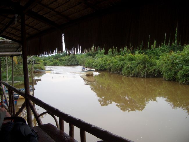 　いったんホテルに戻り、一息ついてから、<br />今度はリバークルーズへ。<br /><br />　ガラマ川へ行きました。<br /><br />　クルーズ前にティータイム。<br />バナナ揚げとサバティー、アジアンっぽいしるこを<br />いただきました。<br /><br />　桟橋も船も貸切状態。