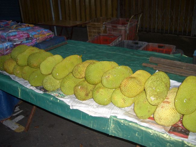 　３日目は早起きしてサンデーマーケットへ。<br />ドリアンや・・・