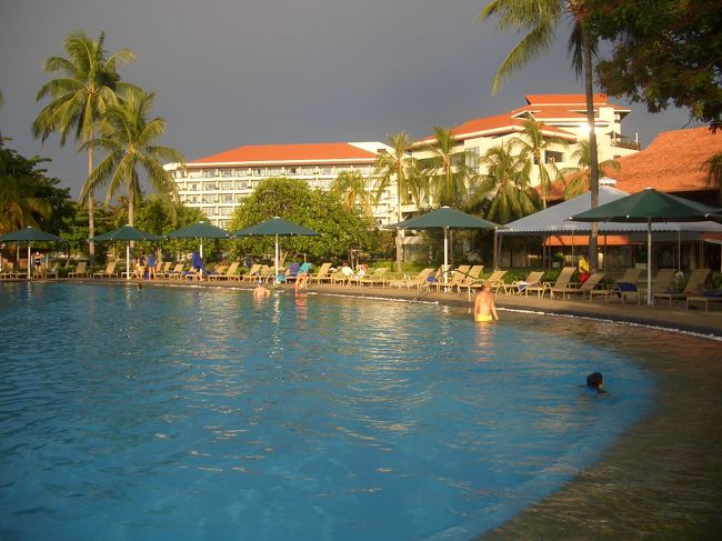 ホテルに戻って、またまたプール。