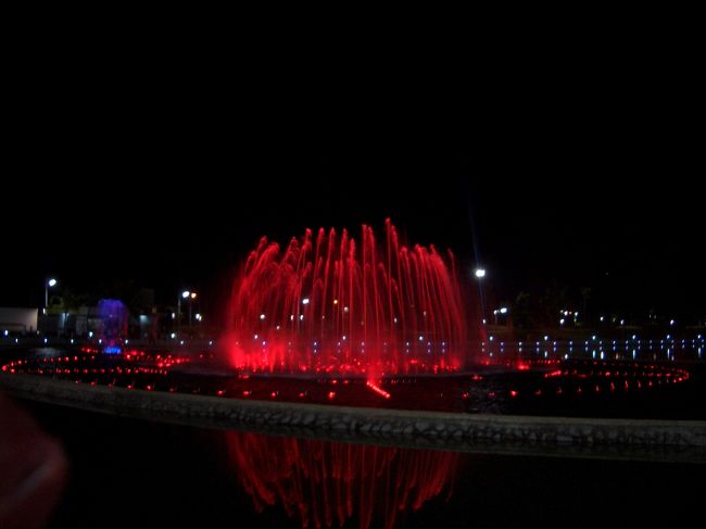 　ホテルからタクシーで５分ほどのところにある<br />「ラマダンマーケット」を見に行ったけど、<br />残りものっぽいものしか売ってなかった。<br /><br />　そこから歩いて７，８分のところにある公園で、<br />噴水のショーを見る。ショーは１５分ほどだけど、キレイだった。<br /><br />　このあと、さらに１０分ほど歩き、<br />タンジュンアルビーチの屋台へ。<br />「双天」より若干種類が少ないかな〜と思ったが、<br />おいしかった。