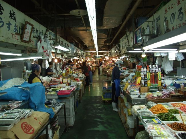 那覇に到着後、まずは牧志公設市場へ。