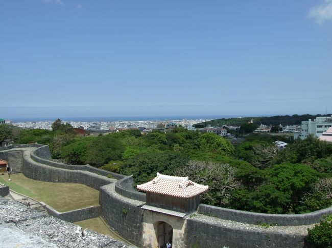 首里城から那覇市内を見渡す。