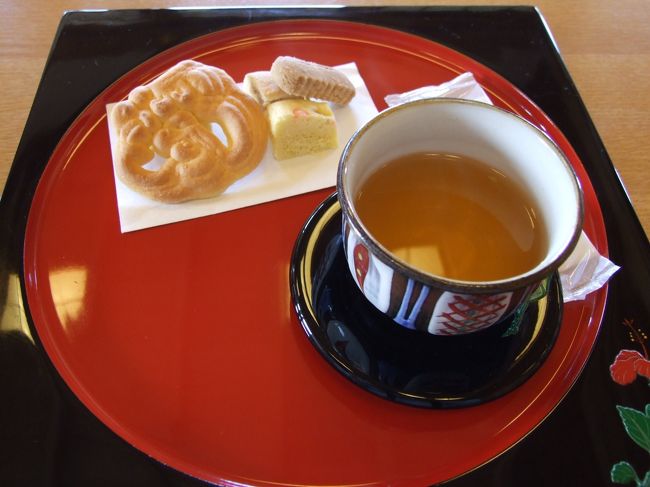 琉球王朝の客間的な鎖之間（さすのま）。さんぴん茶とお菓子を頂いた。