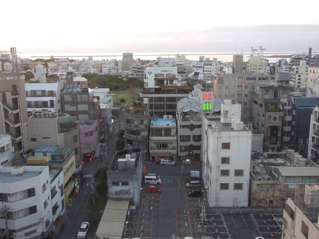 那覇の中心地にあるアパホテルに宿泊。リゾートの雰囲気は全くないが、便利な立地だし、寝るだけなら充分。