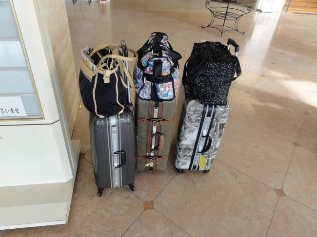 前泊した関西エアポートワシントンホテルのロビーでの写真。<br /><br />駐車場無料のプランがあり旅行中は車をここの駐車場に置きっぱなし。<br /><br />以前１人で泊まったシングルは酷く狭かったけどツイン＋エキストラの広さは必要最低限は有りました。