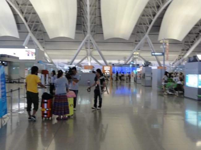 お盆の出国ピーク日だったためテレビ局が旅行者にインタビュー中。<br /><br />人も今まで見た関空の中で一番込み合っていました。