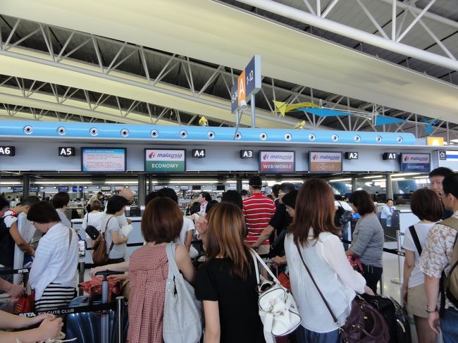マレーシア航空のカウンターも沢山の人、と思ったらオープンしている<br />カウンターが少な過ぎる。<br /><br />クアラルンプール行きはそこで降りる人よりペナン・ランカウイ・そして<br />コタキナバルへ乗り換えるお客さんが多いらしい。