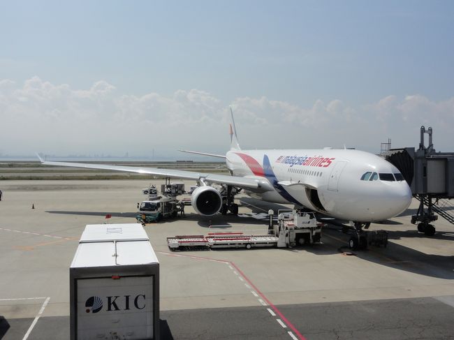 マレーシア航空MH53便　１１：００定刻に離陸。<br /><br />ANAとのコードシェアー便ですが機材はMHです。<br /><br />ANAマイルだけはちゃっかり。<br /><br />飛行機はエアバスA300−300　最新のUSBポートもついていました。最新機材です。